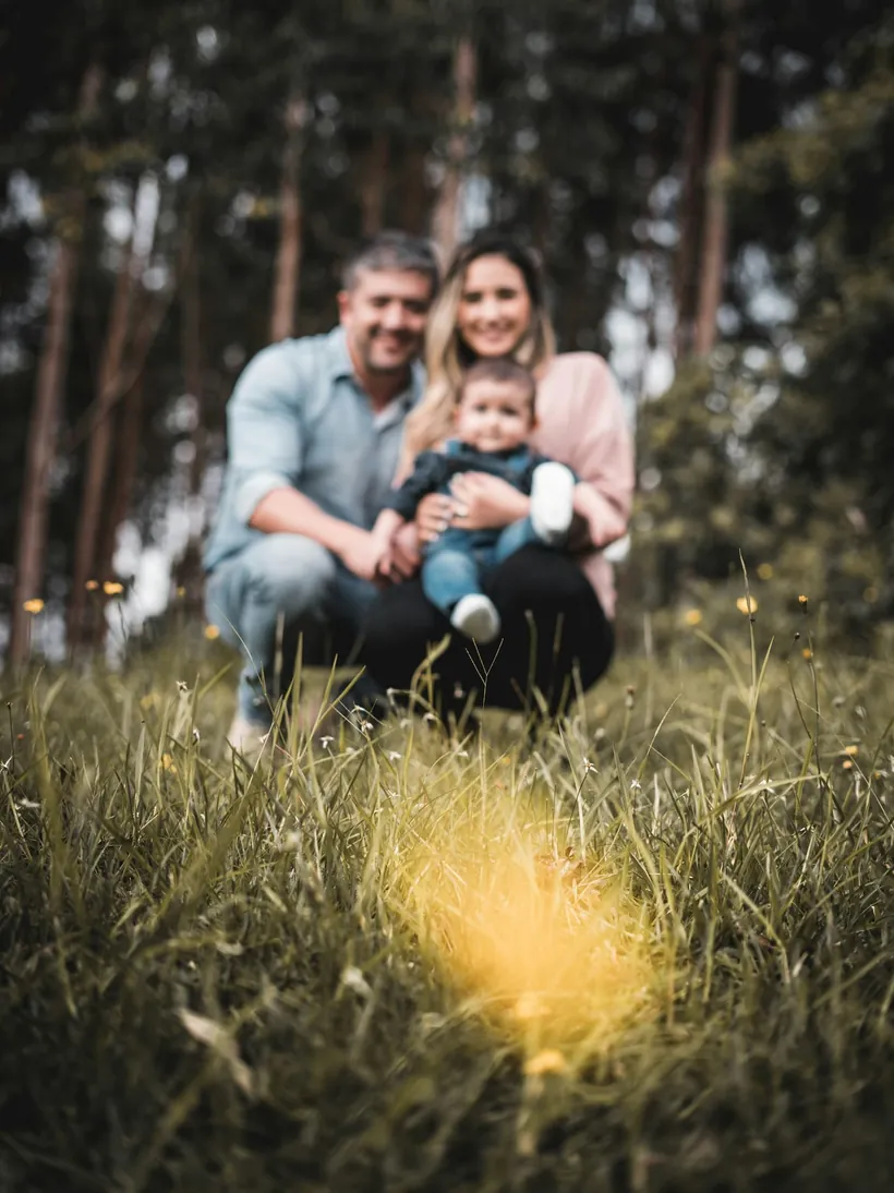 Familie mit Kind auf einer Wiese im Wald