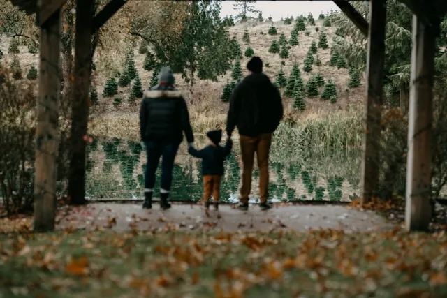 Familie mit Kind auf einem Waldweg