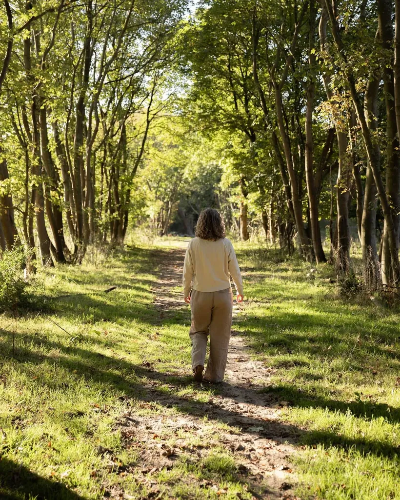 Person auf einem ruhigen Waldweg