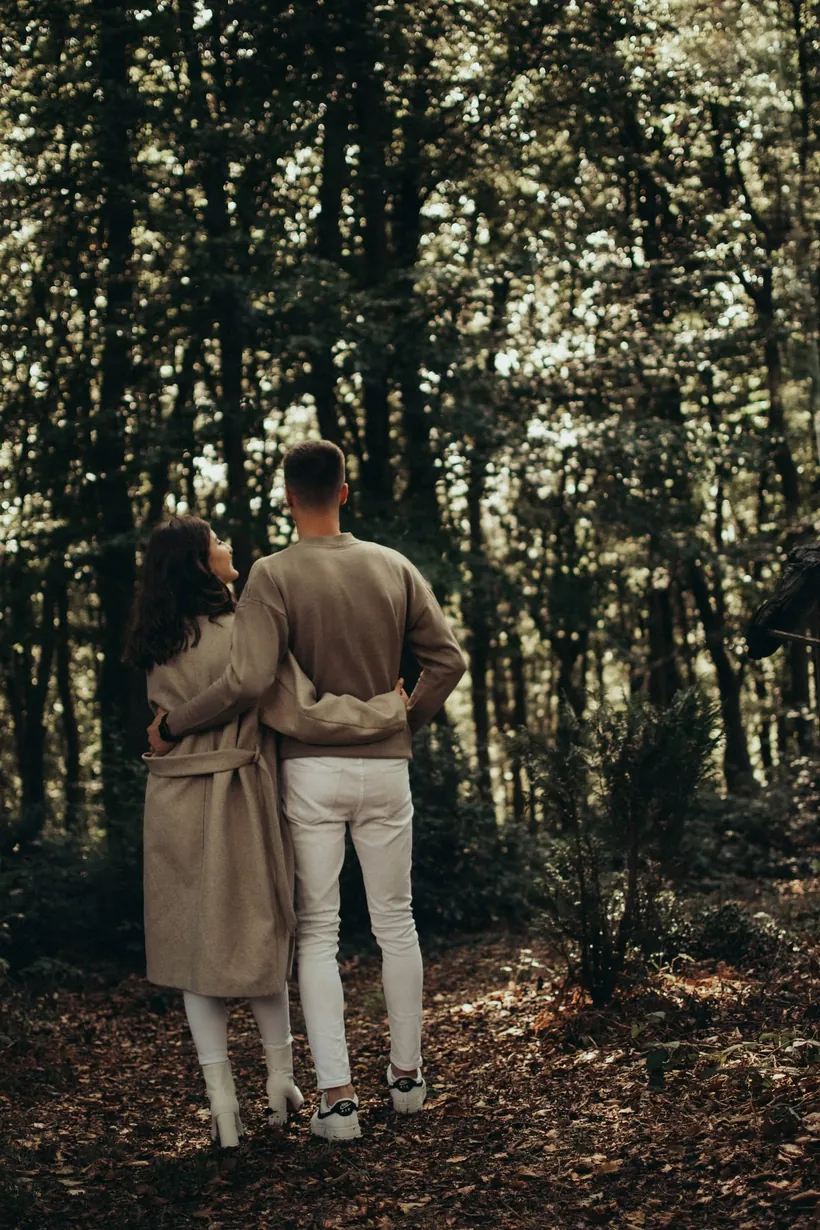 Paar gemeinsam im Wald